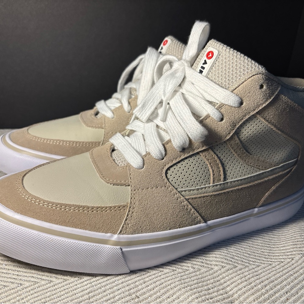 Airwalk men’s size 8.5 khaki suede high top skateboard sneakers